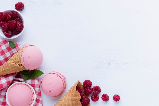 복사 공간 나무 딸기 아이스크림의 평평하다