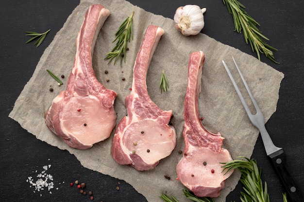Free photo flat lay raw meat on baking paper