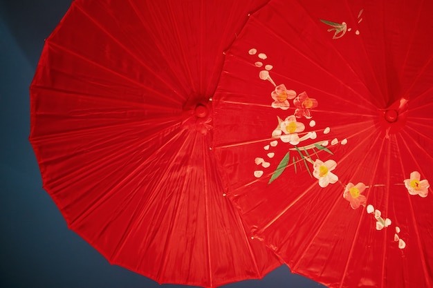 Free photo flat lay red wagasa umbrellas arrangement