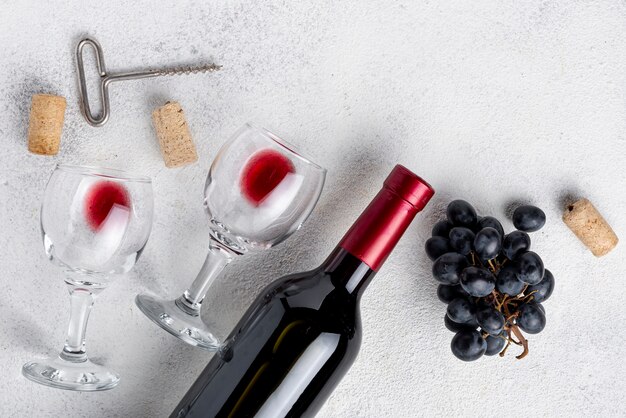 Плоская бутылка красного вина на столе