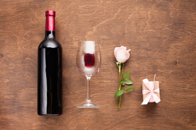 Плоская романтическая композиция с вином