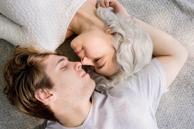 Плоская планировка романтической пары, отдыхающей вместе на открытом воздухе на одеяле