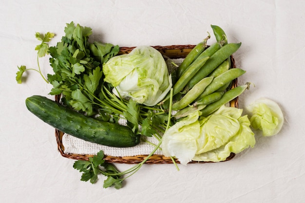 Плоская планировка салата и ассорти из овощей в корзине