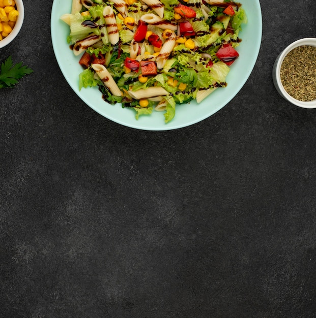 Бесплатное фото Плоский салат с курицей и бальзамическим уксусом с копией пространства
