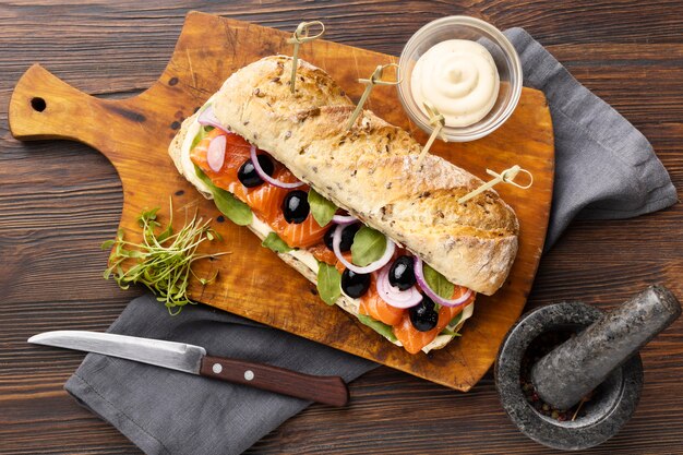 Плоский бутерброд с лососем и столовыми приборами