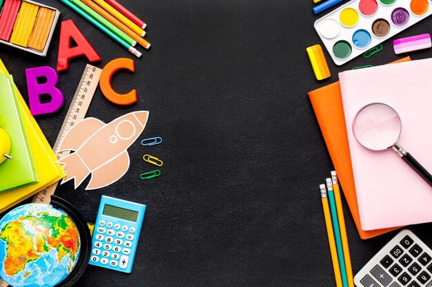 Плоская планировка школьных принадлежностей с книгами и карандашами