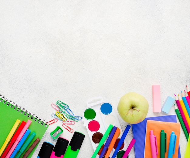 鉛筆とリンゴと学校の必需品のフラットレイアウト