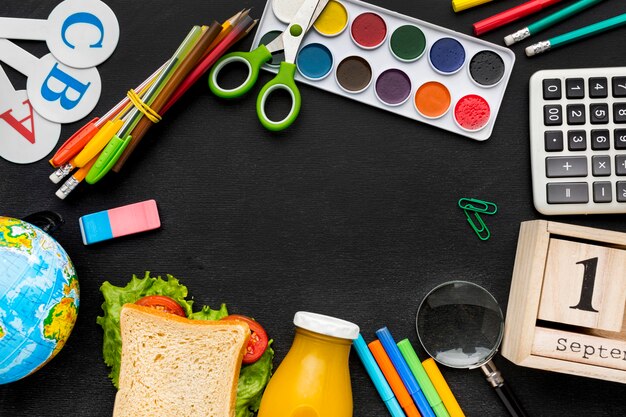 サンドイッチと水彩の学校必需品のフラットレイアウト