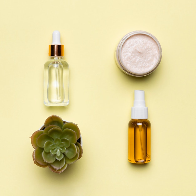 Free photo flat lay serum bottles with creme