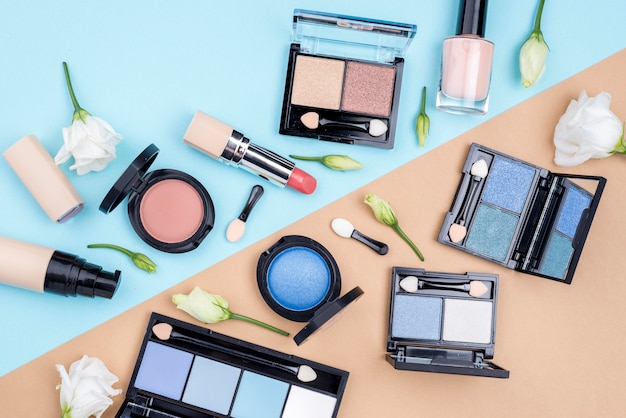 Free photo flat lay set of beauty products on bicolor background
