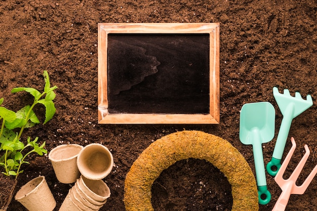 Free photo flat lay of slate and gardening tools with copyspace