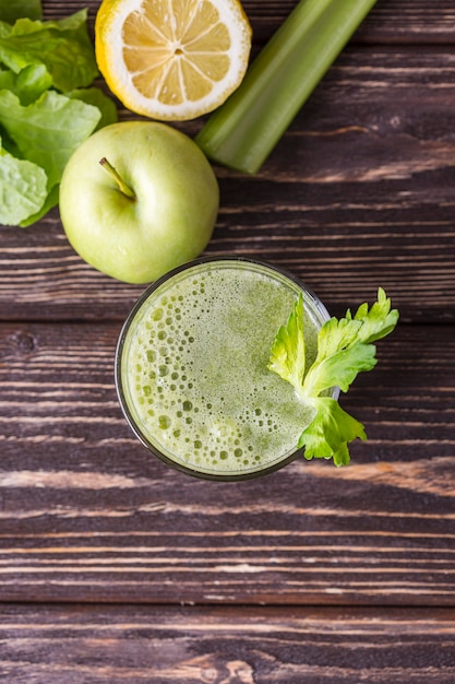 Foto gratuita bicchiere da frullato piatto con mela e insalata