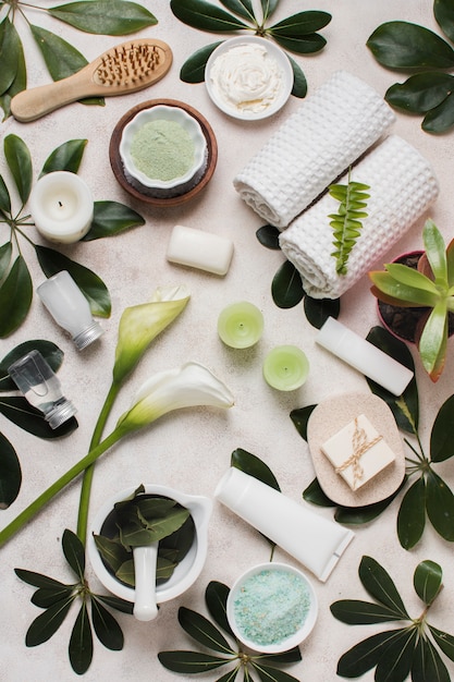 Free photo flat lay spa concept with green leaves