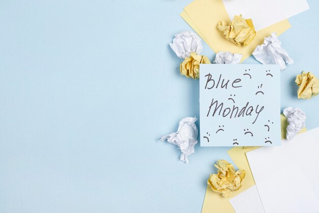 Плоская форма липкой записки с хмурым взглядом на синий понедельник