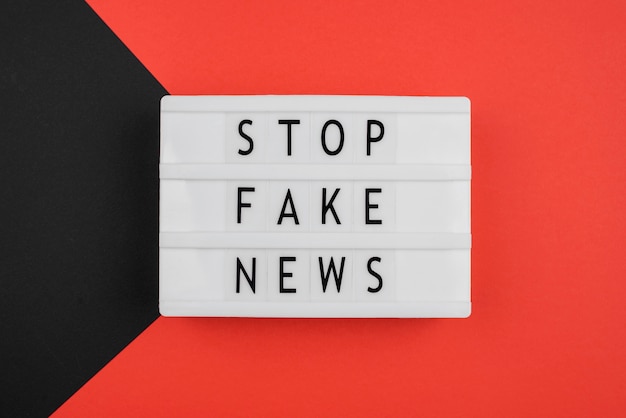 Foto gratuita piatto lay stop fake news concept