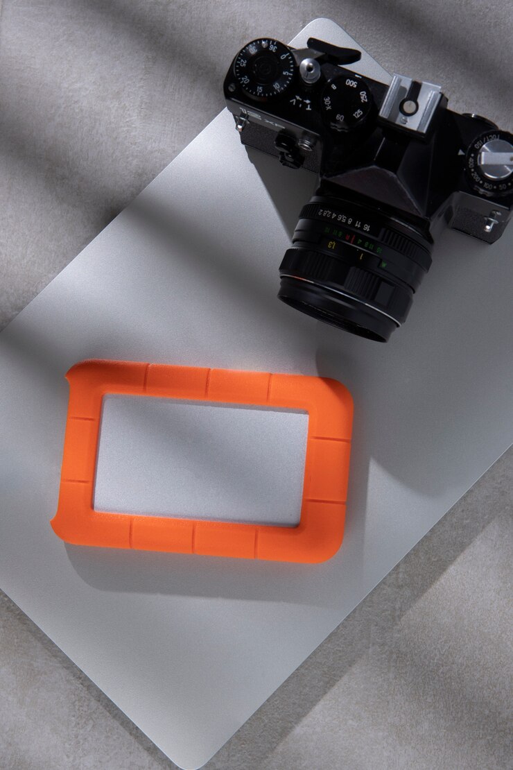 Free Photo flat lay storage device and photo camera