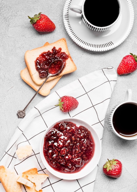 Marmellata di fragole piatta sul pane