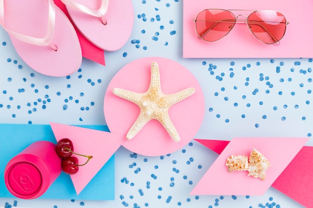 Foto gratuita disposizione piana del concetto di estate con accessori da spiaggia