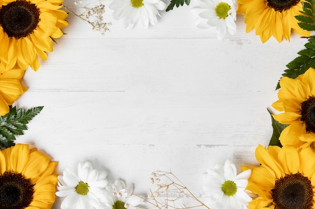 Free photo flat lay sunflower frame with copy space