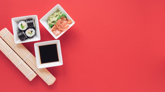 Бесплатное фото Композиция с плоской планировкой и суши