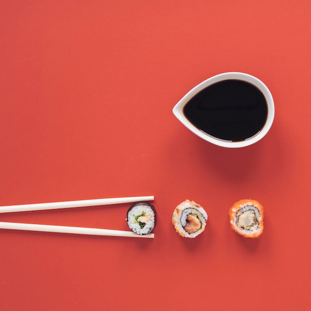 Free photo flat lay sushi composition with copyspace