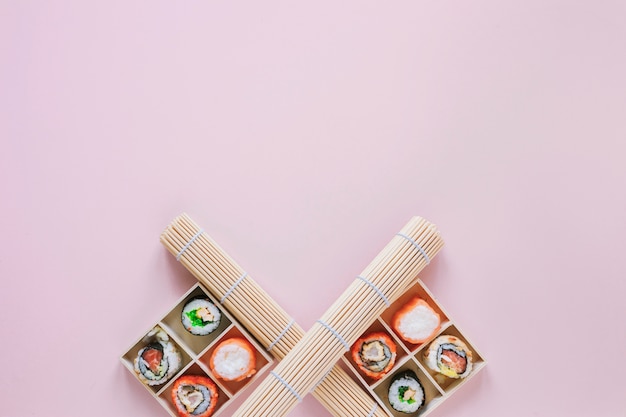 Free photo flat lay sushi composition with copyspace