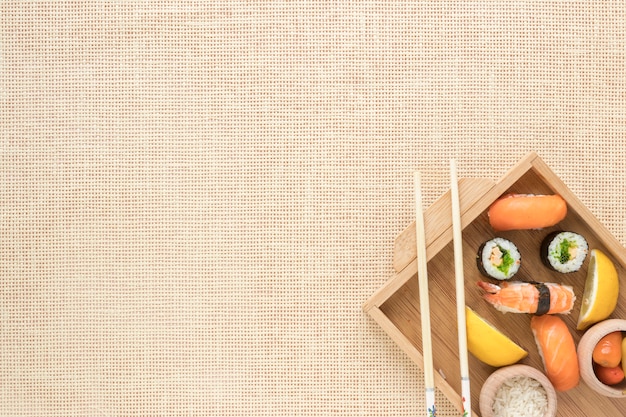 Foto gratuita composizione di sushi piatto laici con copyspace