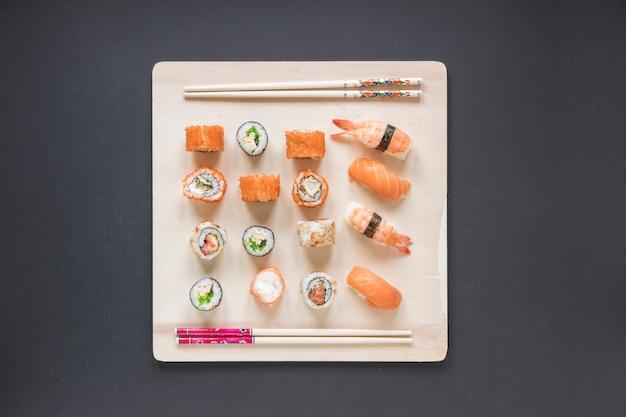 Foto gratuita composizione di sushi piatto laico