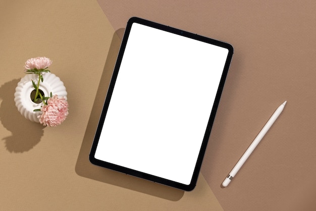 Free photo flat lay tablet and flowers arrangement