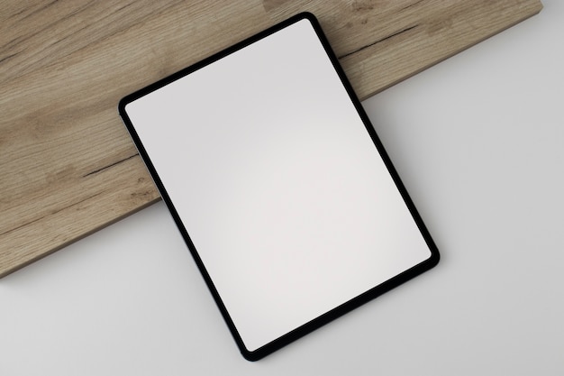 Плоский планшет на деревянной доске с минимальным дисплеем