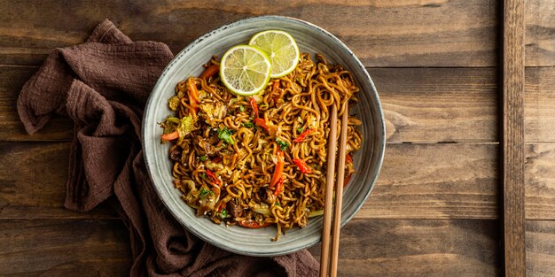 テーブルの上に麺のフラットレイおいしい組成物