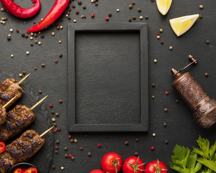 Бесплатный Фотография плоская планировка вкусного шашлыка с приправами и рамкой