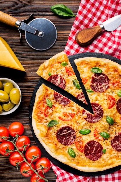 Foto gratuita piatto laici gustosa composizione di pizza