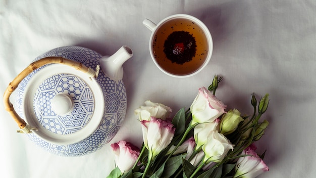Бесплатное фото Плоская чашка чая и чайник