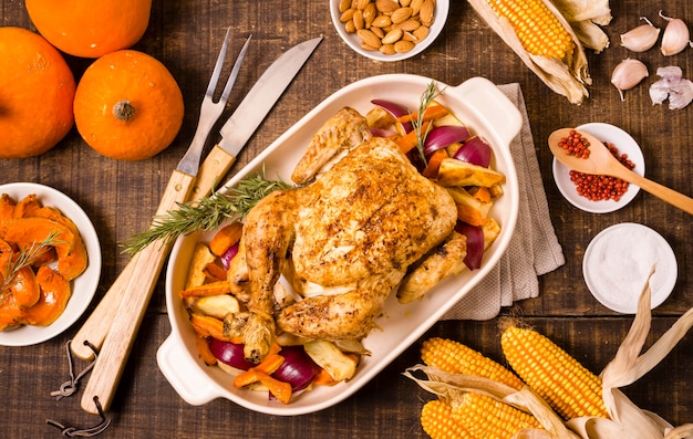 Плоский стол благодарения с кукурузой и жареным цыпленком
