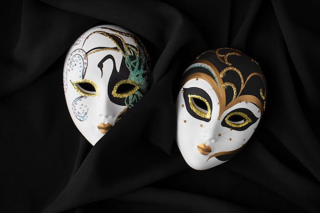 Maschera teatrale piatta laica ancora in vita