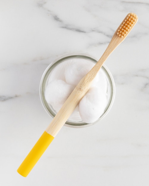 Foto gratuita spazzolino da denti piatto e cotone