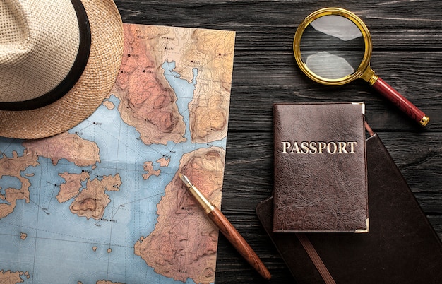 지도와 여권이 있는 평평한 평지 여행 세트