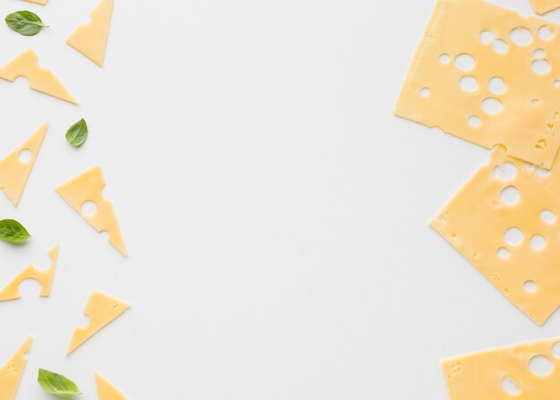 コピースペース付きのフラットレイアウト三角形と正方形のエメンタールチーズスライス