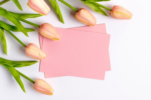 Плоская планировка из тюльпанов и бумаги с копией пространства на день Святого Валентина