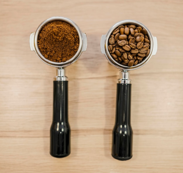 두 개의 커피 머신 컵의 평평한 위치
