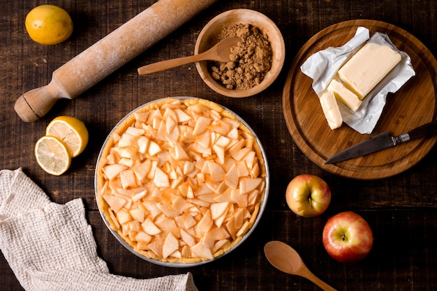 Foto gratuita lay piatto di torta di mele cruda con cannella