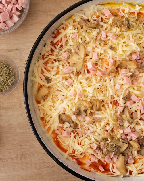 Free photo flat lay uncooked pizza in pan