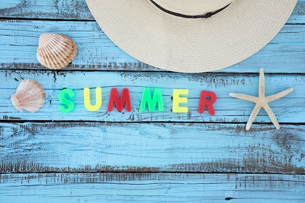 Бесплатное фото Плоские лежал отпускные аксессуары с летними буквами