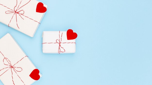 Плоская планировка подарков на день Святого Валентина с сердечками и копией пространства