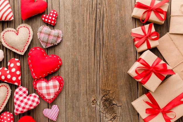 Free photo flat lay of valentines day presents with ornaments