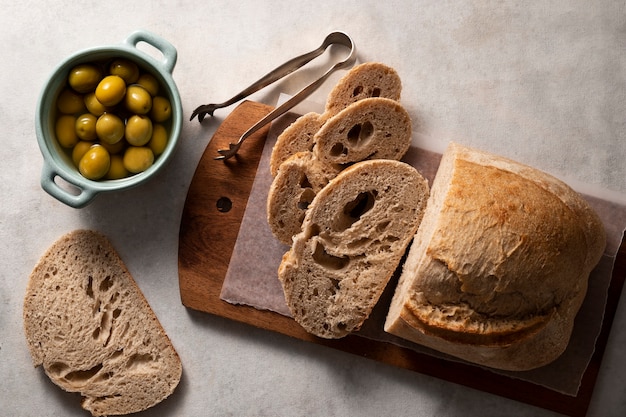 Foto gratuita disposizione piatta dei prodotti da forno vegani