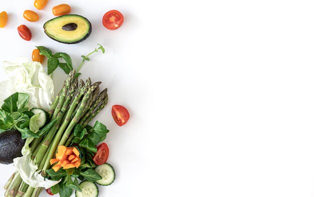 Плоские овощи на белом фоне еда и концепция диеты