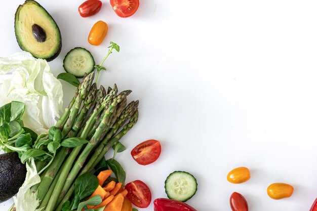 흰색 배경 음식과 다이어트 개념에 평평한 평야채