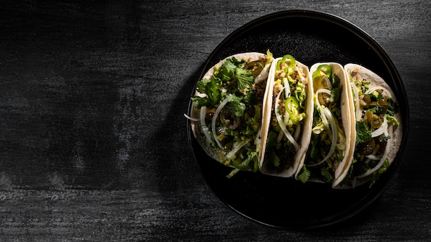 Foto gratuita disposizione di tacos vegetariani piatti laici